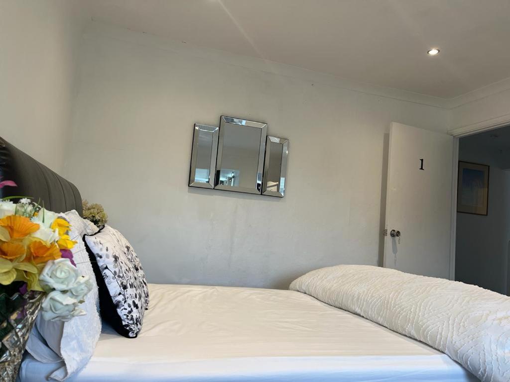 Blessings Of Peace Home Away From Home Cardiff Exterior foto